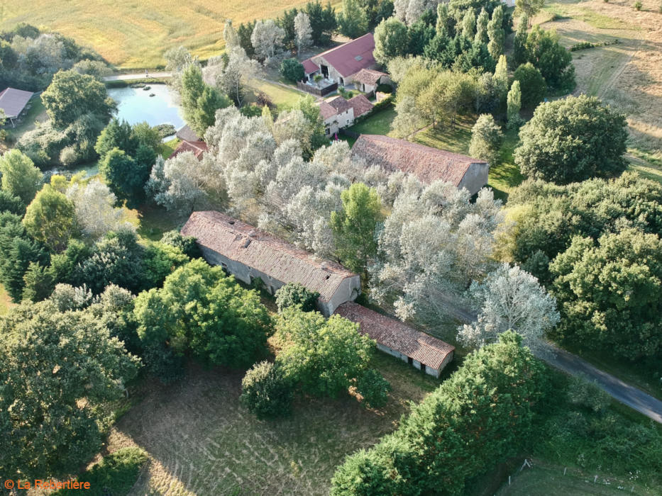 Vue aérienne des bâtiments de La Rebertière au milieu des arbres