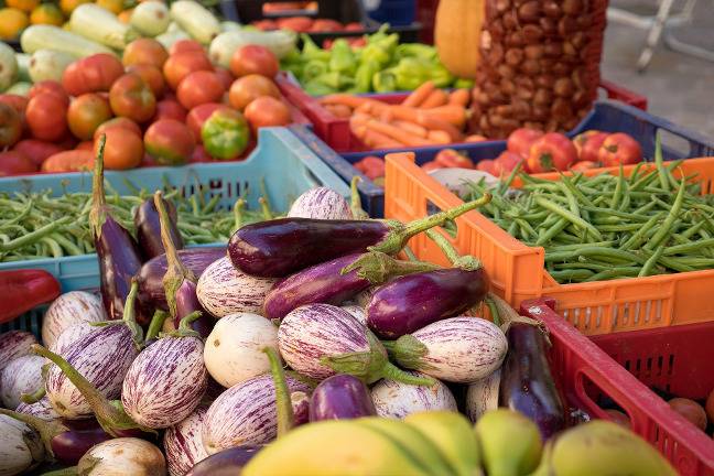 Des légumes sur l'étal d'un marché